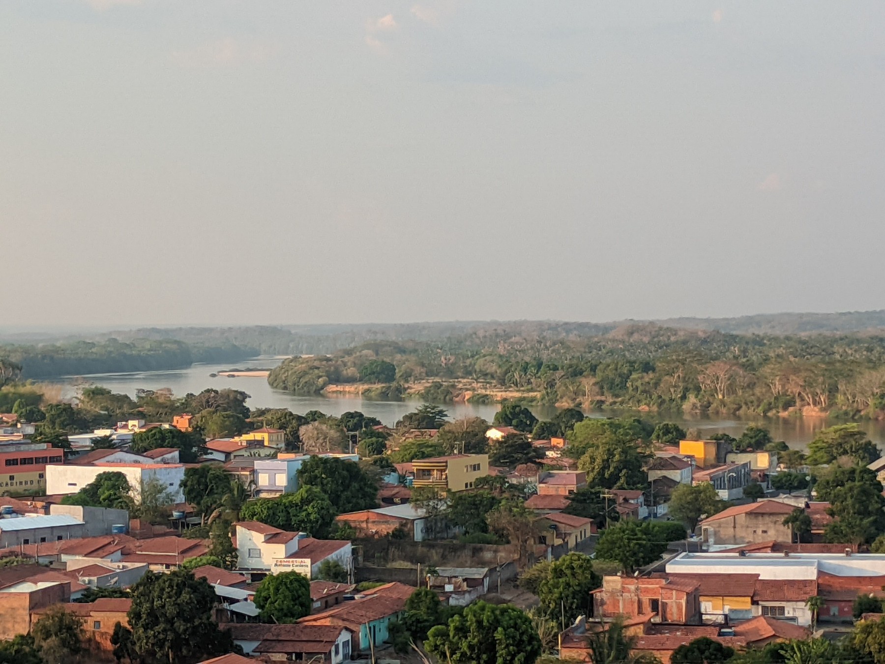 Vista ampla de uma cidade cercada por vegetação
